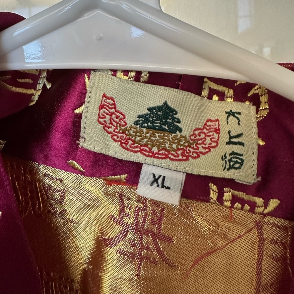 NWT 100% silk kimono, vintage , Burgundy gold, Chinese characters, w/Belt XL - Picture 2 of 6